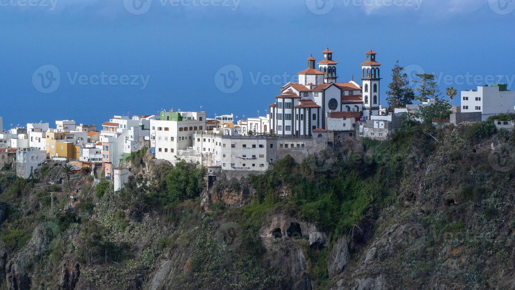 chiesa sul burrone nel villaggio di moya a gran canaria foto