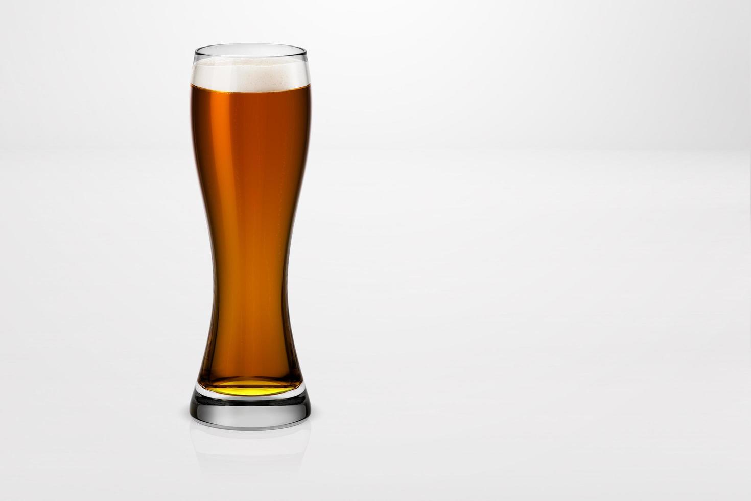 Rendering 3D di un bicchiere di birra leggera isolato su sfondo bianco. adatto al tuo progetto di design. foto