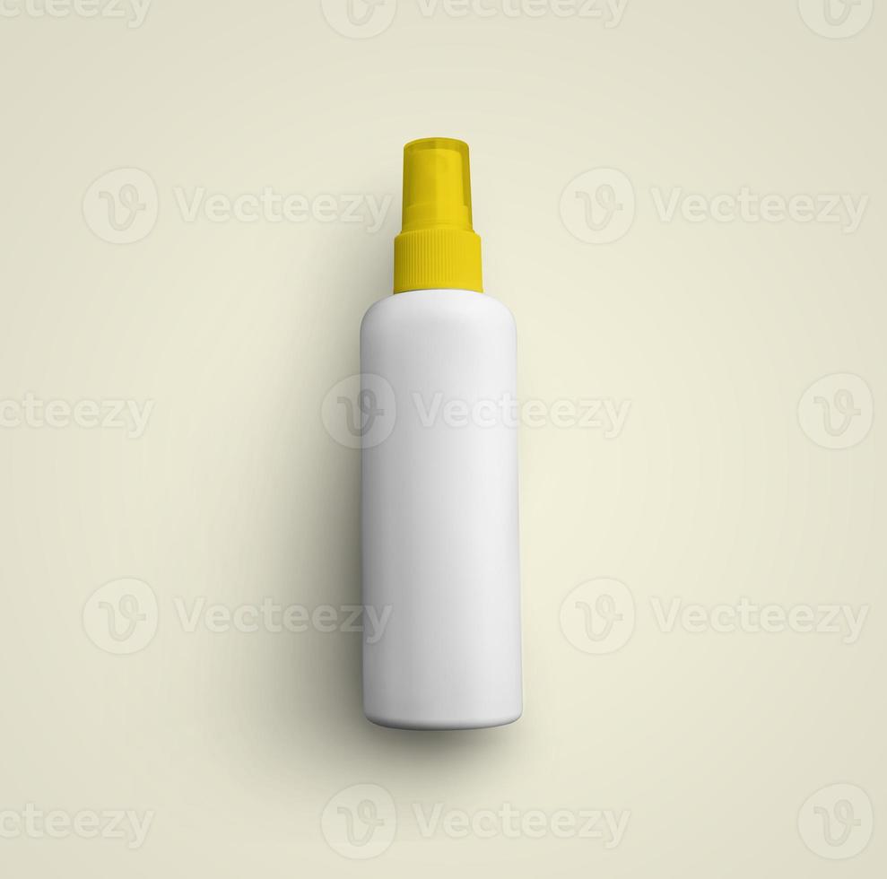 3d che rende il flacone spray in plastica cosmetica bianco vuoto con tappo giallo isolato su sfondo grigio. adatto per il tuo design di mockup. foto
