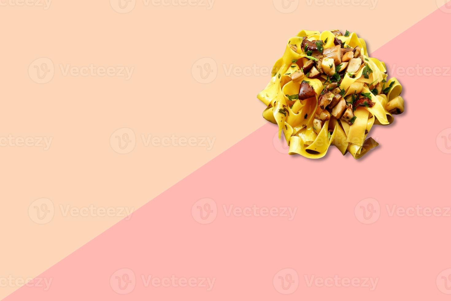 vista ravvicinata spaghetti crudi italiani isolati su sfondo rosa. foto