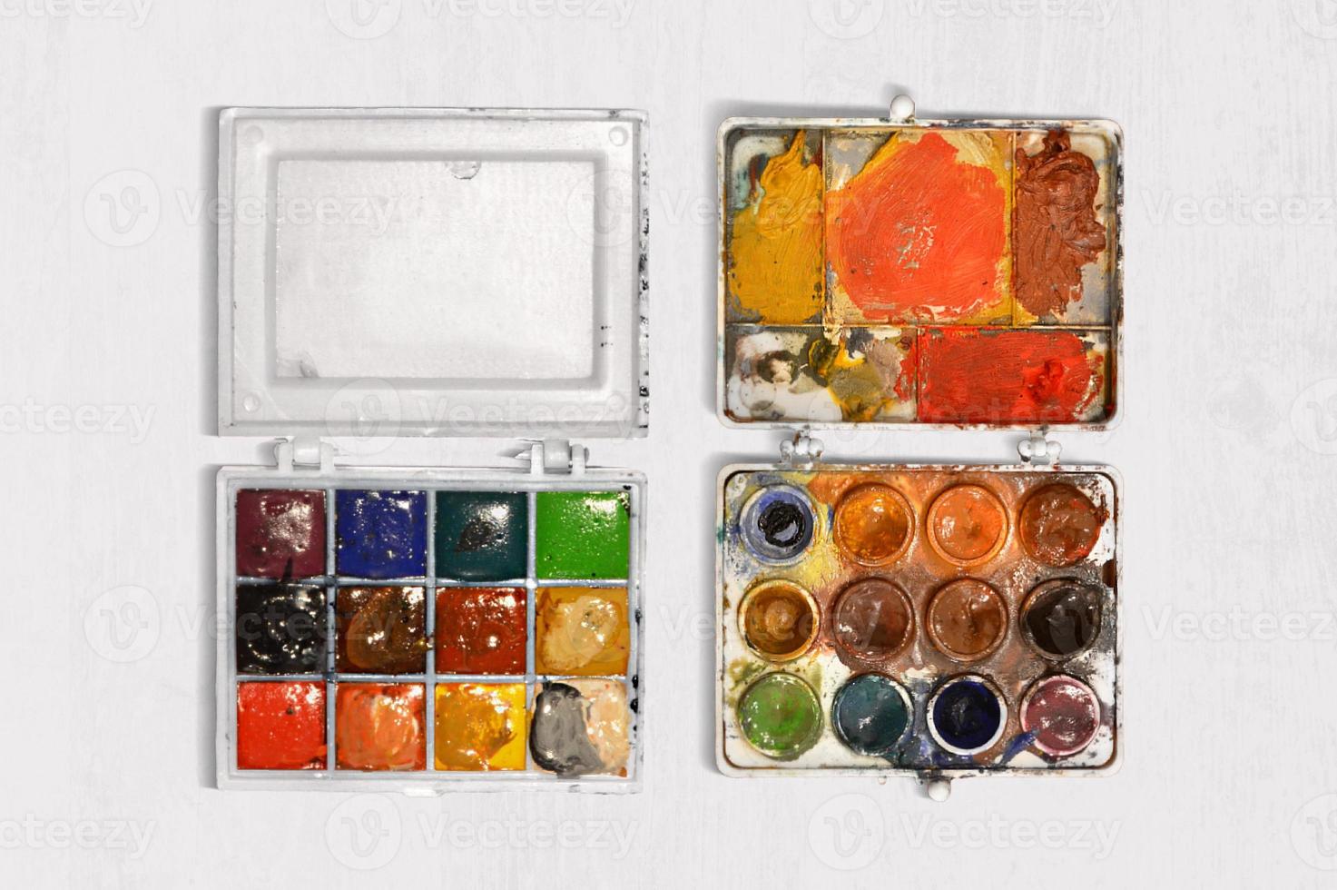 set di colori ad acqua su sfondo bianco. foto