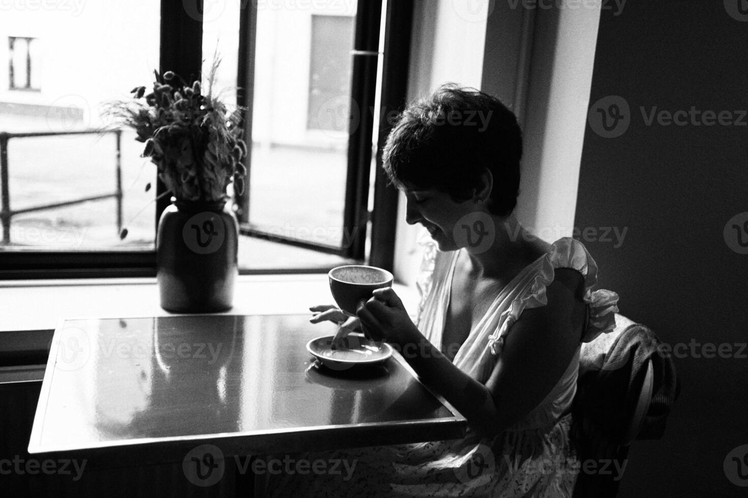 un' ragazza con un' corto taglio di capelli nel un' ristorante, nero e bianca foto nel Vintage ▾ stile