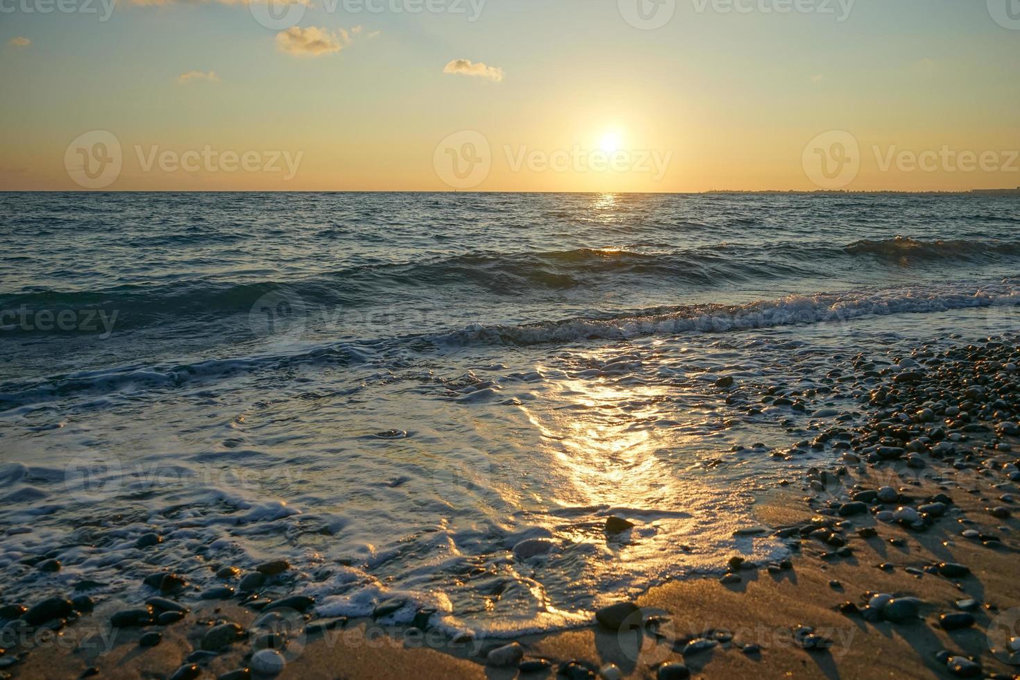 vista sul mare con un magnifico tramonto foto