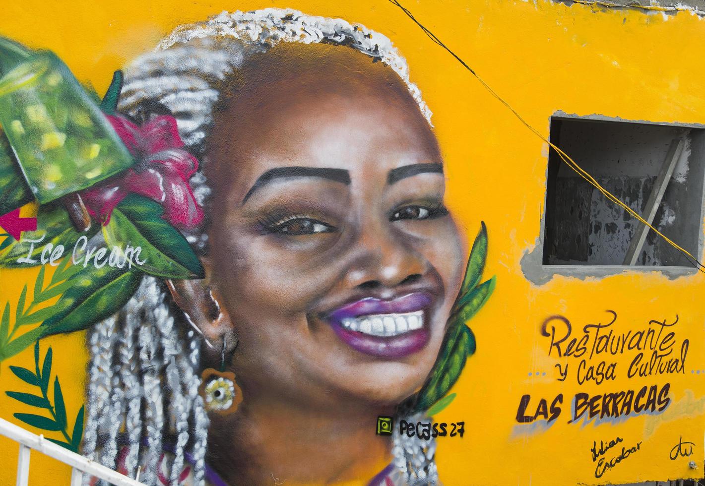 medellin, colombia, 12 settembre 2019 - street art di comuna 13 a medellin, colombia. un tempo conosciuto come il barrio più pericoloso della Colombia, oggi il tour dei graffiti è una delle attrazioni turistiche più popolari. foto