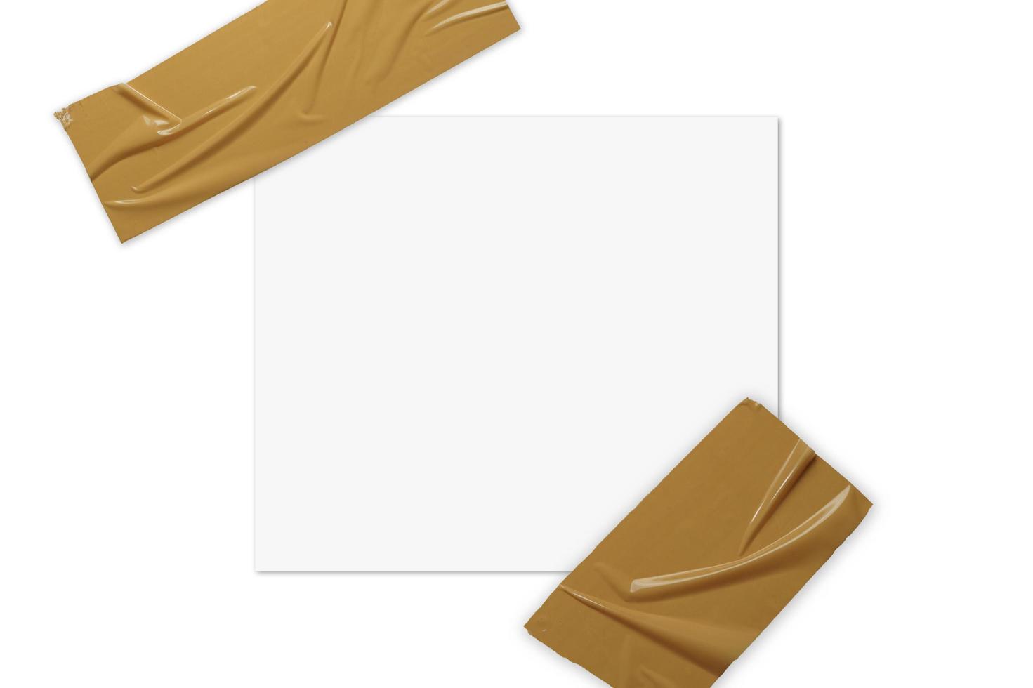 un foglio di carta incollato con nastro adesivo di plastica su uno sfondo bianco. una carta e un nastro adesivo per un modello, un modello, uno spazio di copia, un design di elementi, ecc. foto