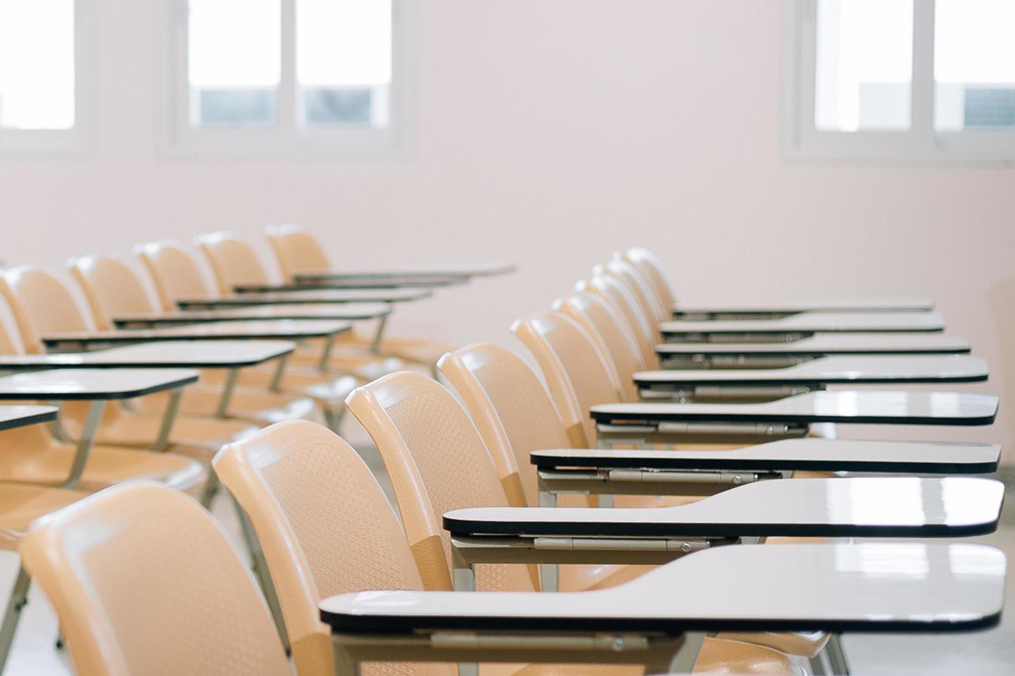 aula studio lezione con posto vuoto foto