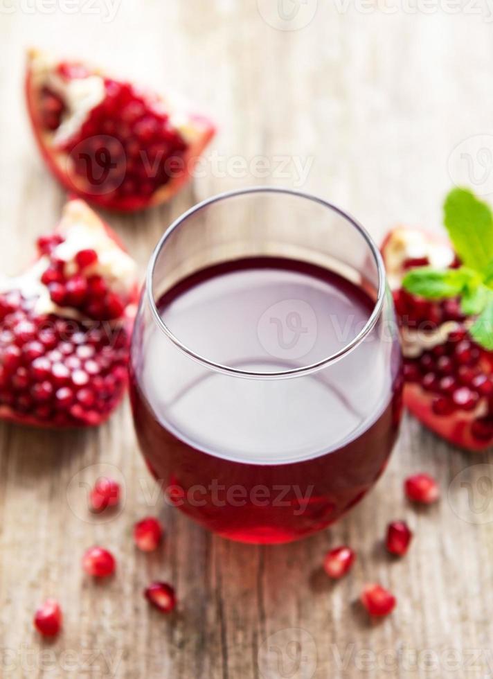 succo di melograno con frutta fresca di melograno foto