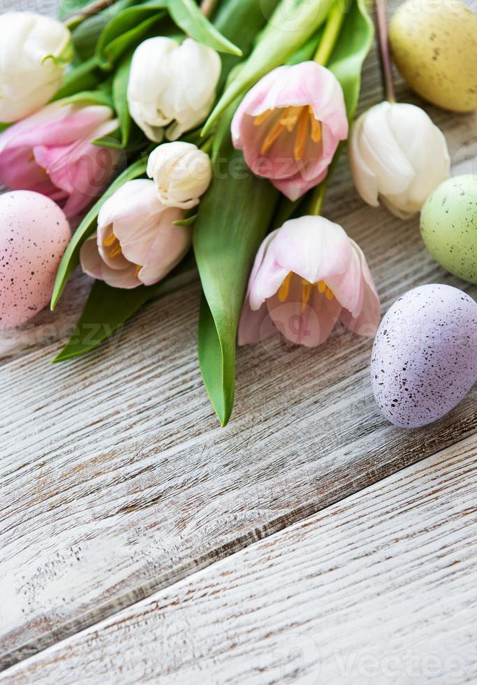 bouquet di uova di pasqua e tulipani foto