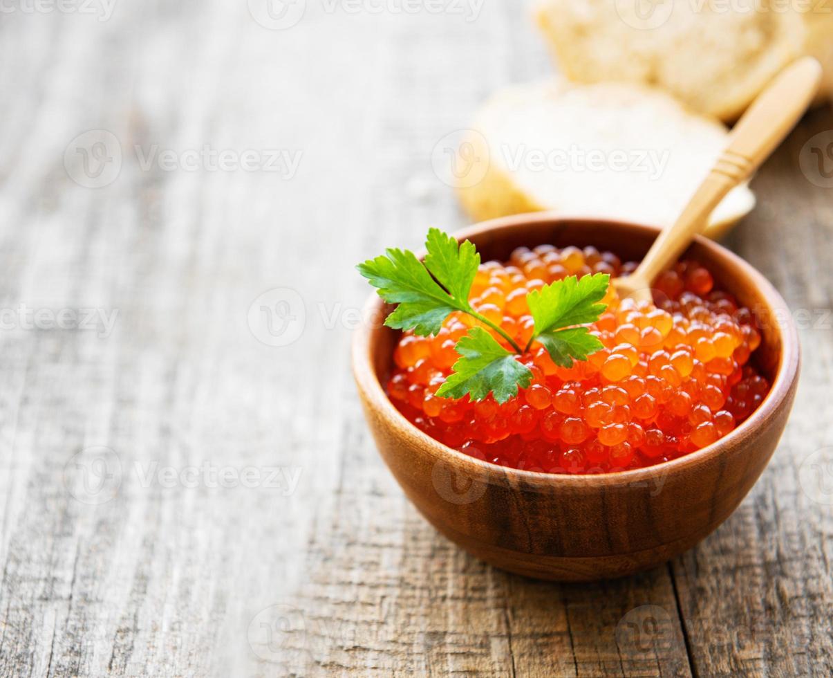 caviale rosso in ciotola foto