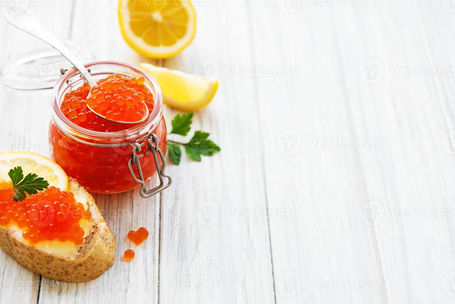 vasetto di vetro di caviale rosso foto