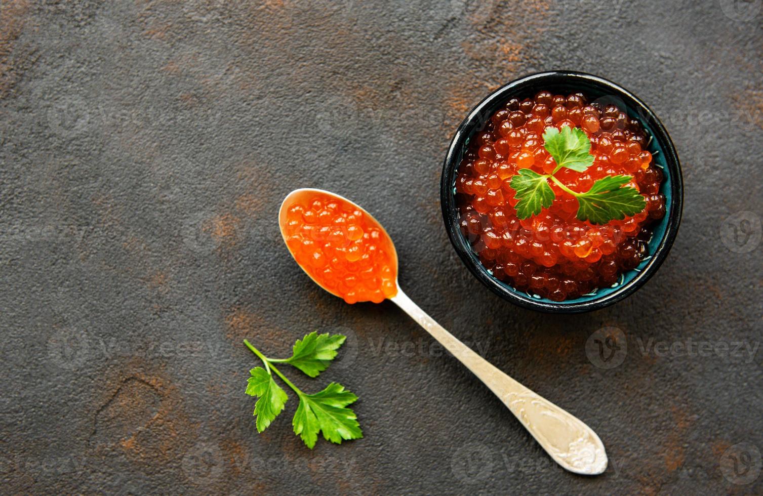 caviale rosso in ciotola foto