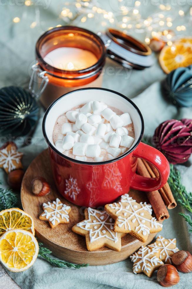 cioccolata calda natalizia nella tazza rossa foto