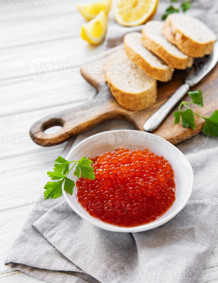 caviale rosso in ciotola foto