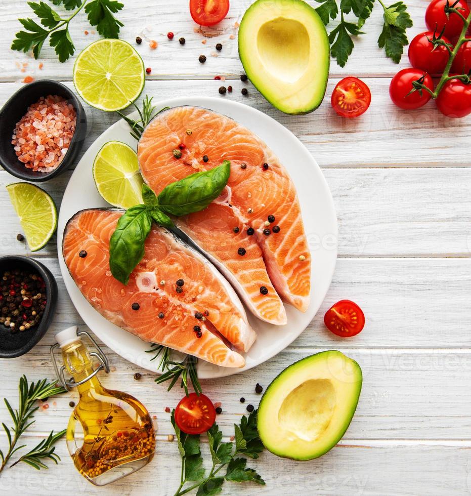 tranci di salmone crudo foto