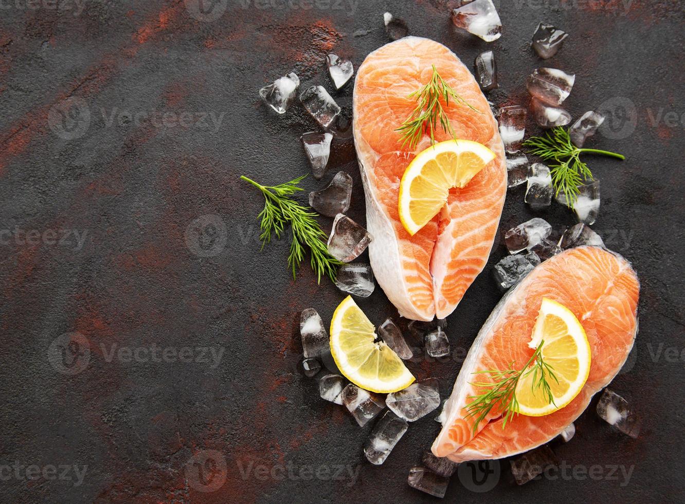 tranci di salmone crudo foto