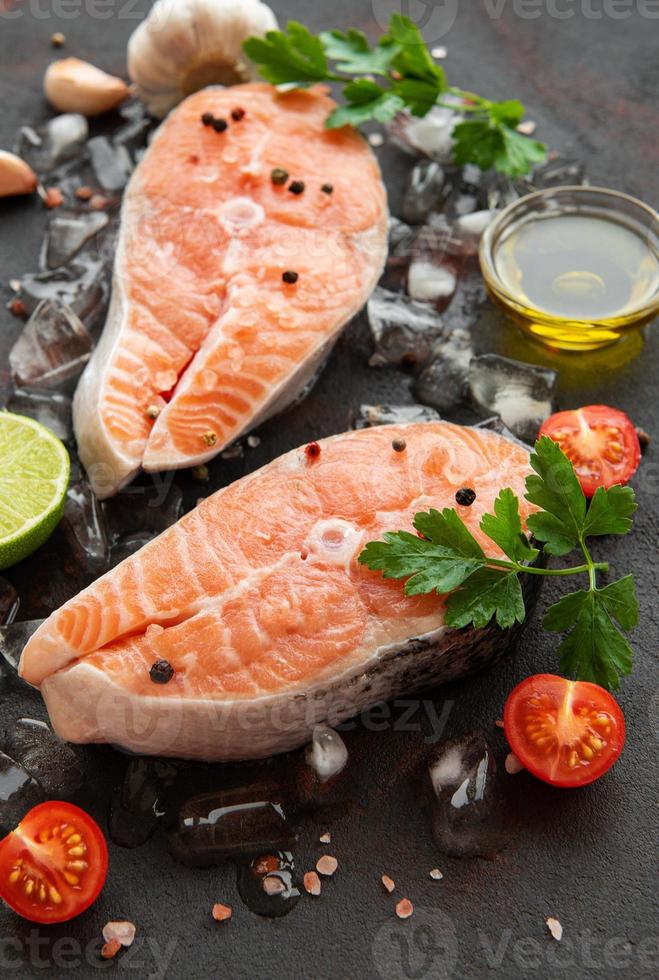 tranci di salmone crudo foto