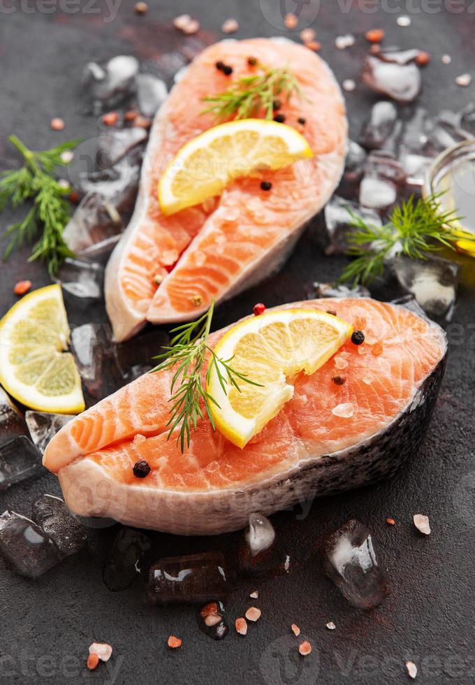 tranci di salmone crudo foto