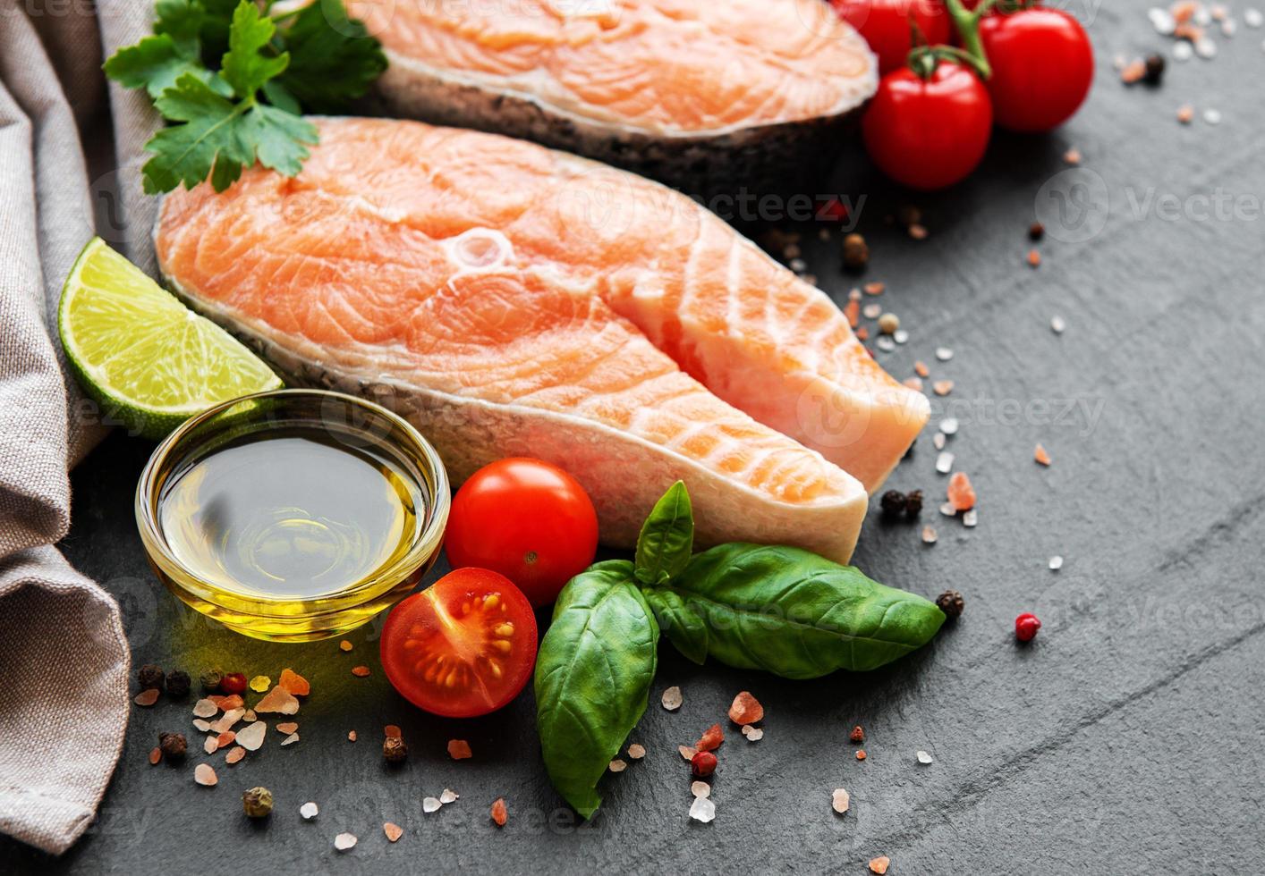 tranci di salmone crudo foto