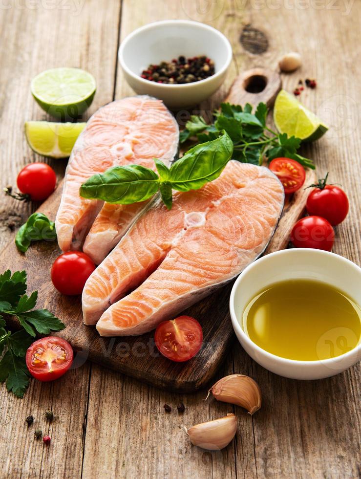 tranci di salmone crudo foto