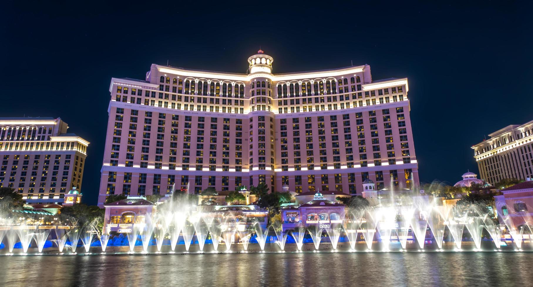 las vegas, nevada, 2021 - spettacolo di fontane d'acqua del resort bellagio di notte foto