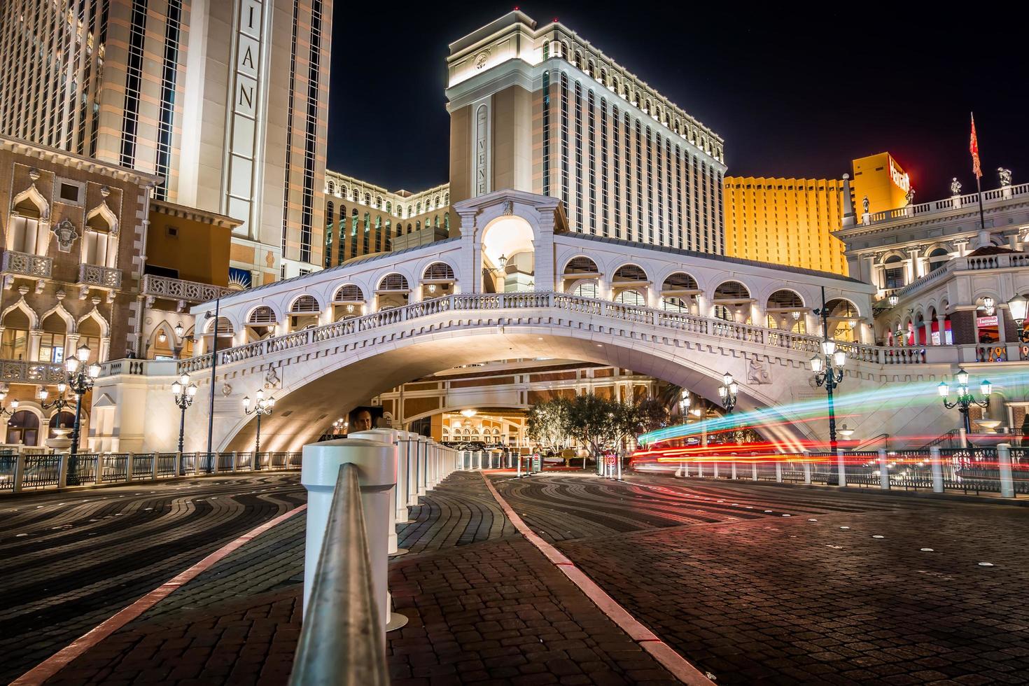 las vegas, nevada: luci della città serali e viste sulla strada foto