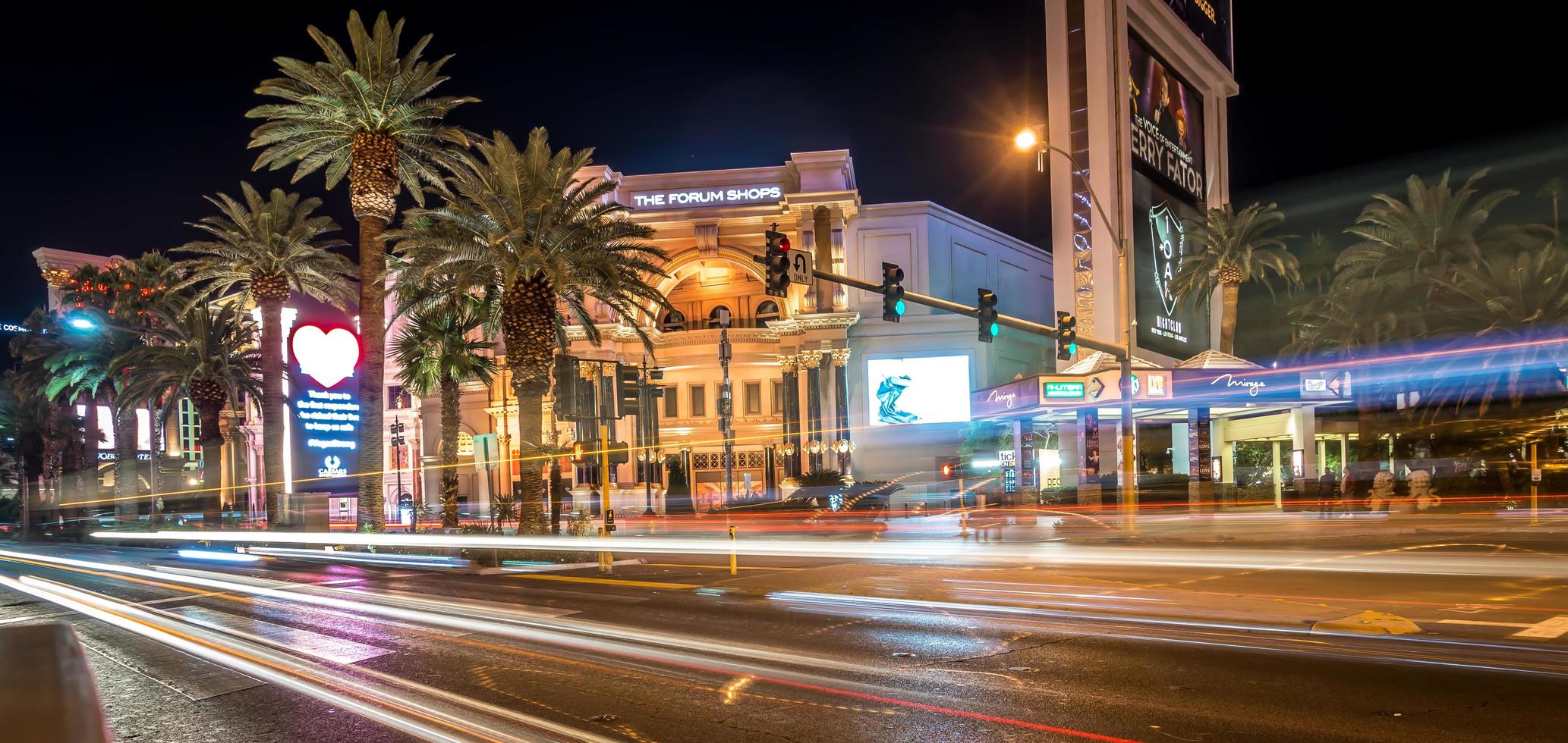 las vegas, nevada: luci della città serali e viste sulla strada foto