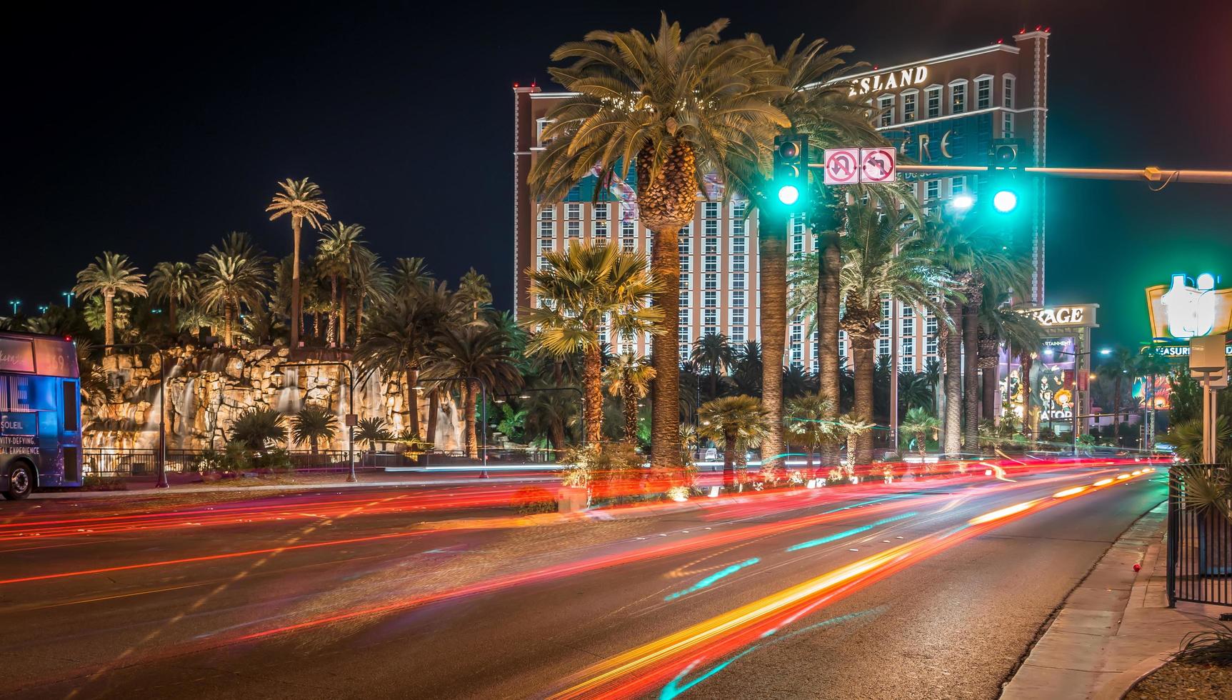 las vegas, nevada: luci della città serali e viste sulla strada foto