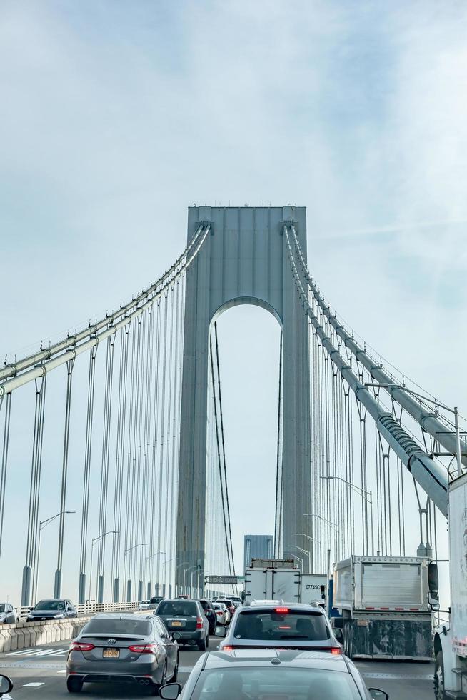 staten island, new york, 2021 - ponte di verrazzano-narrows durante i pendolari del traffico mattutino foto