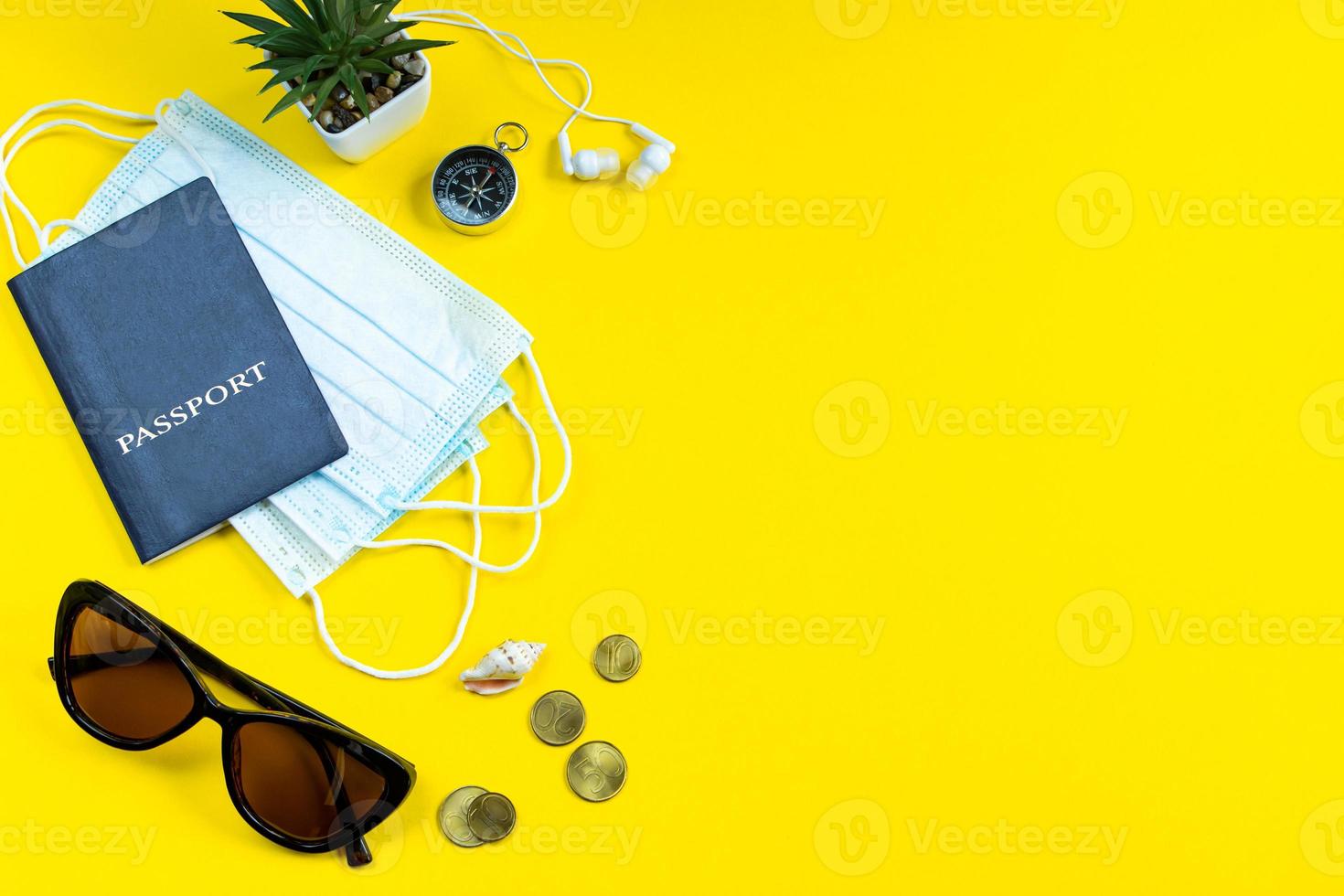 maschera medica e occhiali da sole su sfondo giallo. foto
