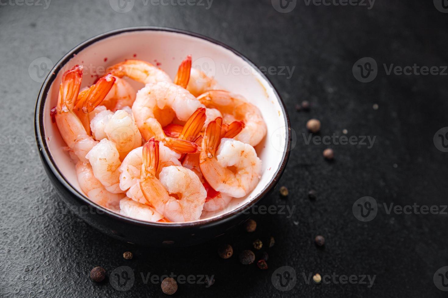 gamberetti gamberi bolliti pesce pasto dieta pescetarian foto