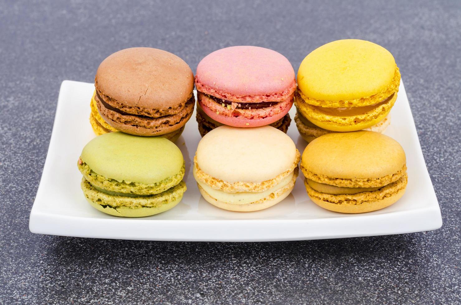 amaretti francesi di mandorle fresche multicolori. foto in studio.