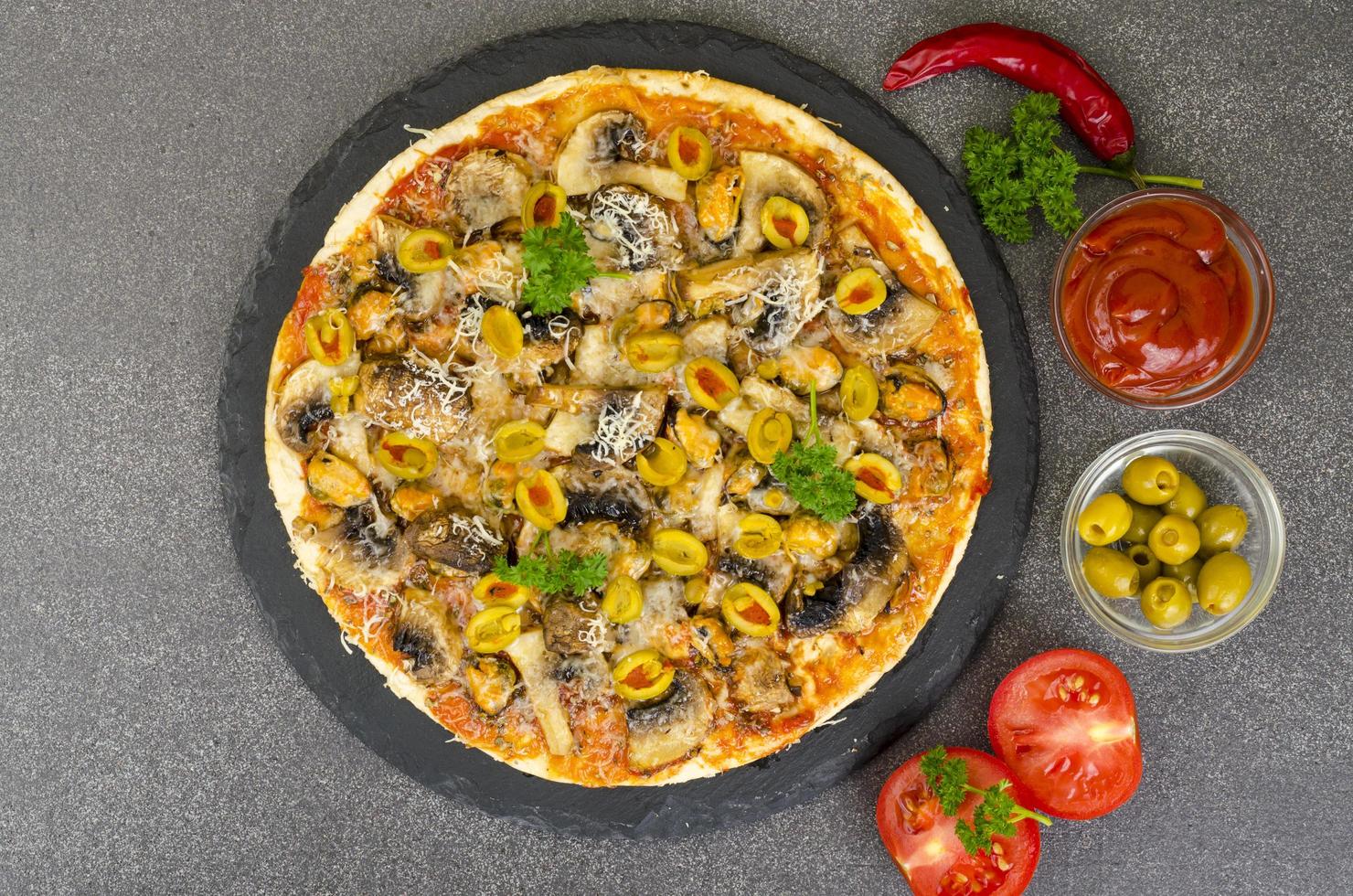 pizza con cozze, funghi, olive verdi. foto in studio.