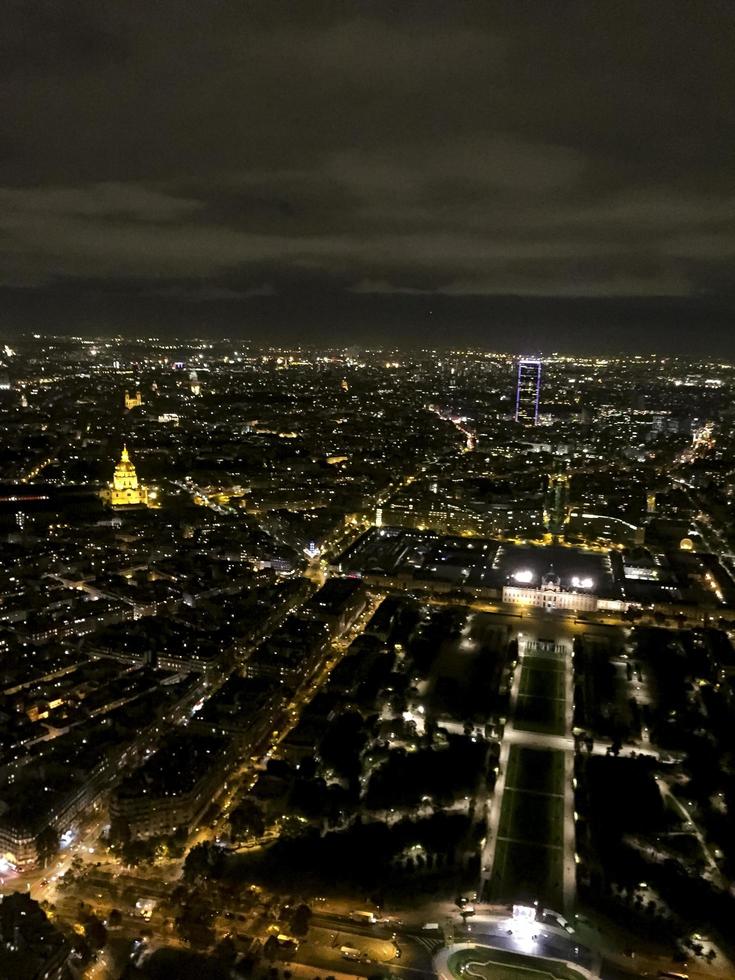 vista notturna, panorama di parigi dall'alto della torre eiffel. foto