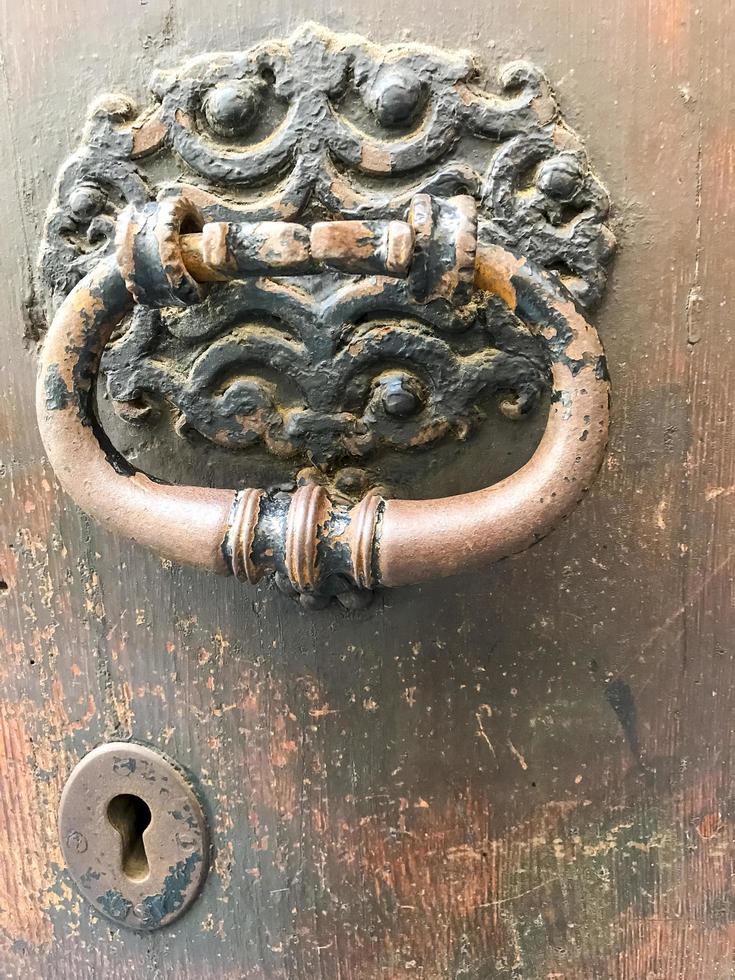 antica porta vintage con maniglia in metallo. foto