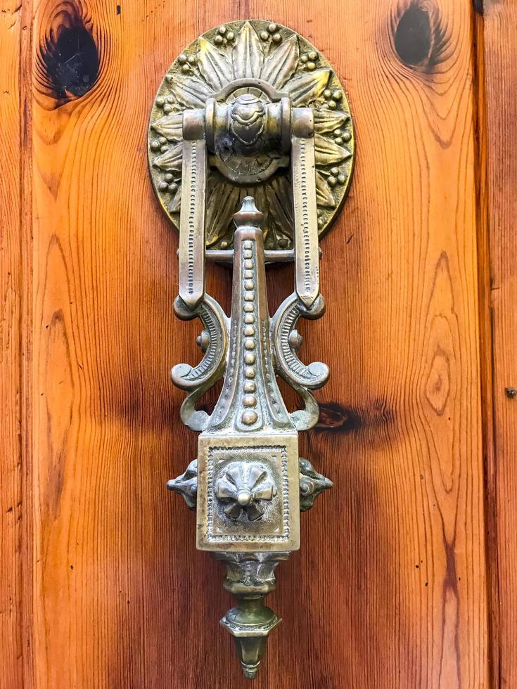 antica porta vintage con maniglia in metallo. foto