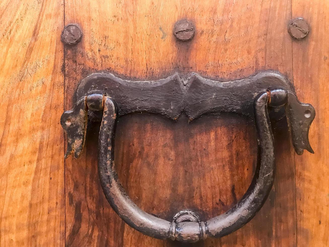 antica porta vintage con maniglia in metallo. foto. foto
