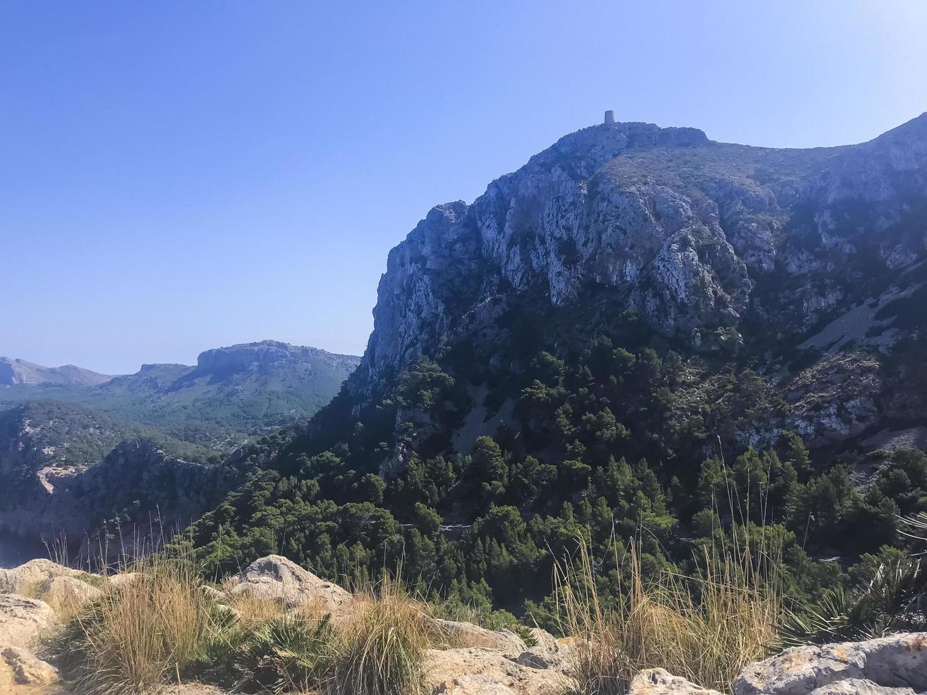 viste del paesaggio di capo formentor, turisti. foto