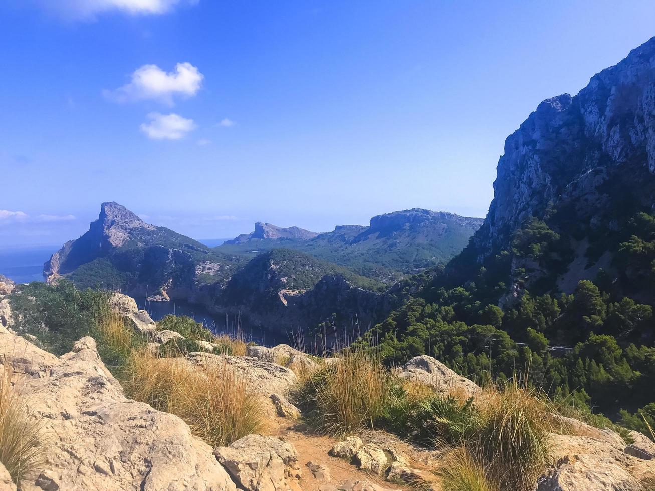 viste del paesaggio di capo formentor, turisti. foto