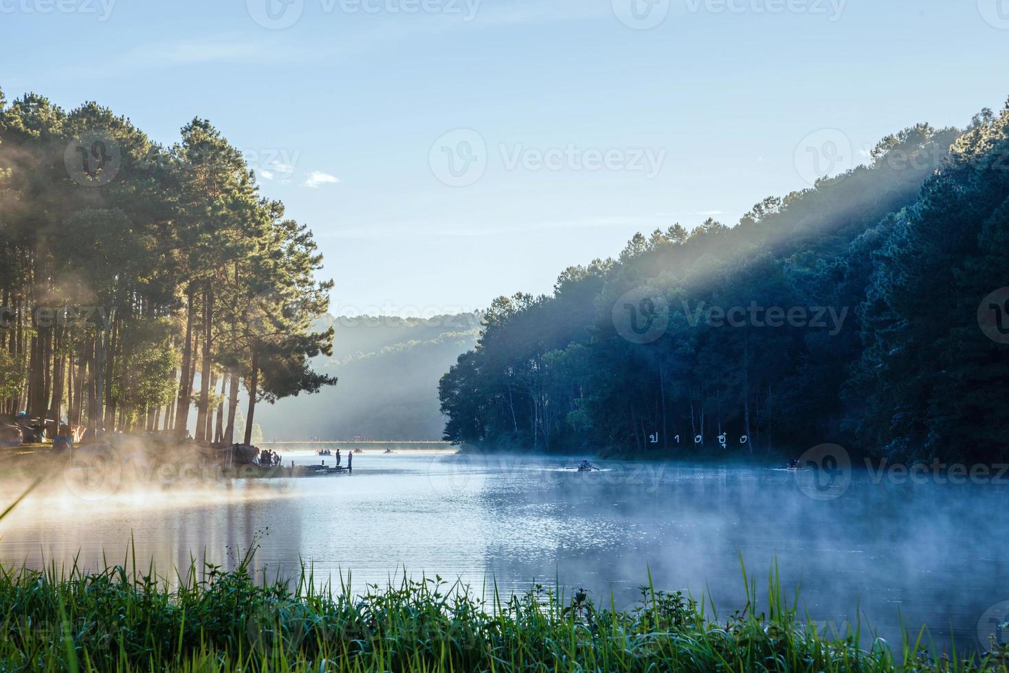 viaggio bella natura vista panoramica del lago pang ung nella nebbia all'alba. foto