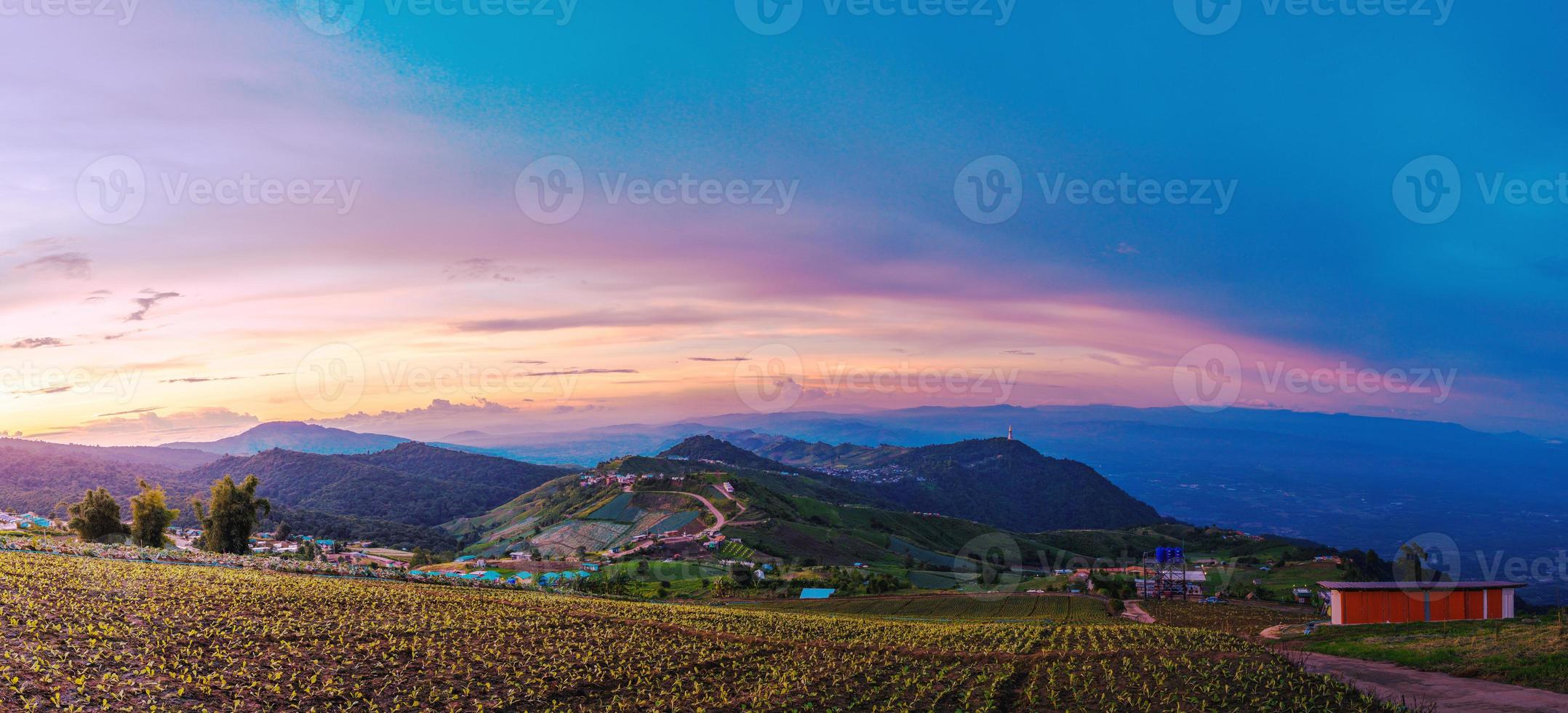 paesaggio sul villaggio di montagna rinfrescante nella stagione delle piogge. belle nuvole foto