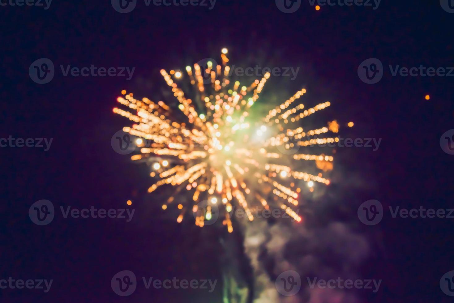 fuochi d'artificio di festa di capodanno. fuochi d'artificio colorati astratti, sfondo festivo capodanno con fuochi d'artificio, illustrazione vettoriale. foto