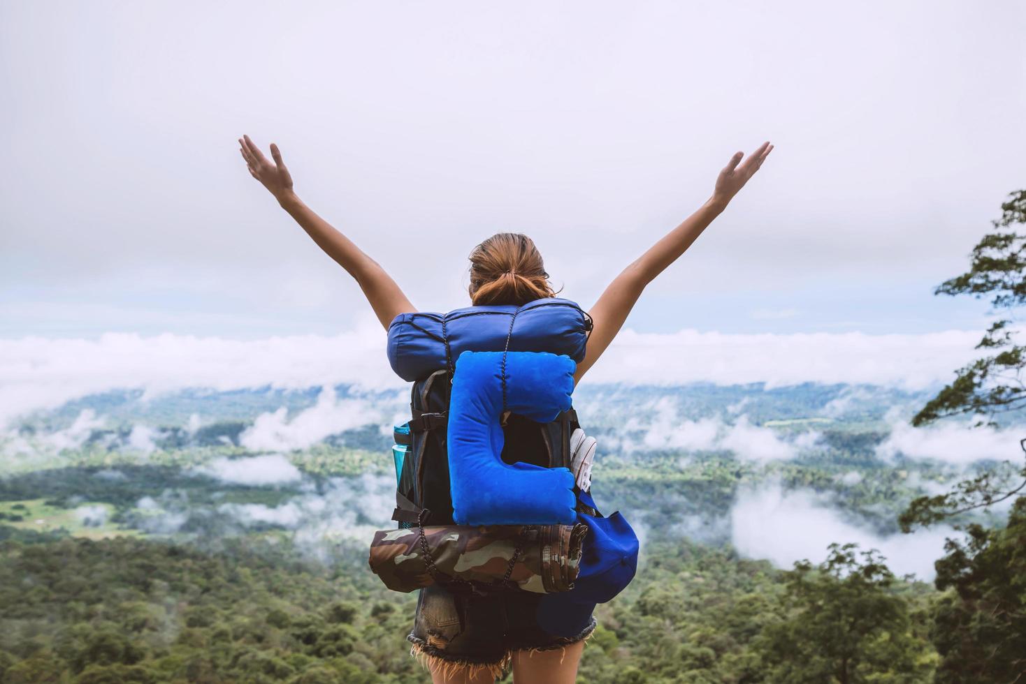 le donne asiatiche viaggiano rilassarsi durante le vacanze. in piedi sulla montagna. Tailandia foto