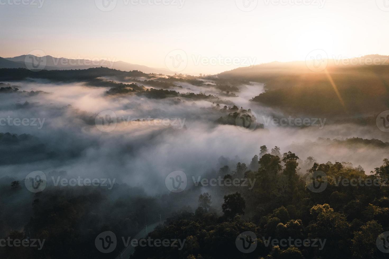 volando sopra le nuvole alba e nebbia foto