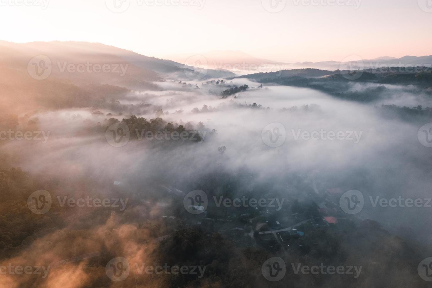 volando sopra le nuvole alba e nebbia foto