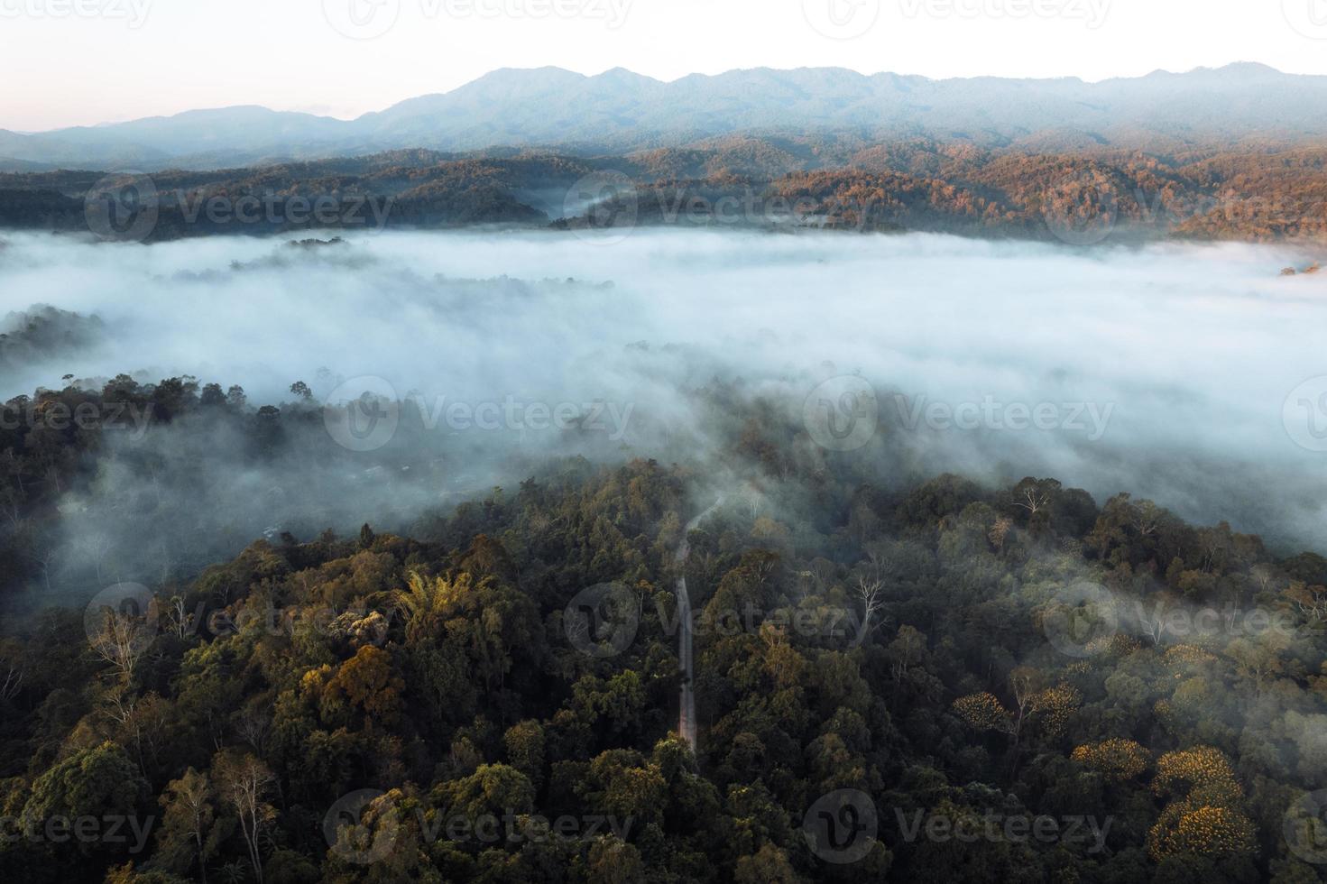 volando sopra le nuvole alba e nebbia foto