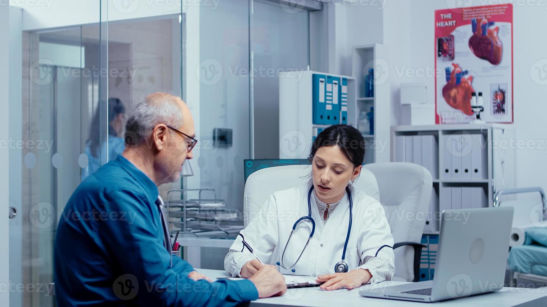 nuova ricetta di farmaci per il paziente anziano foto