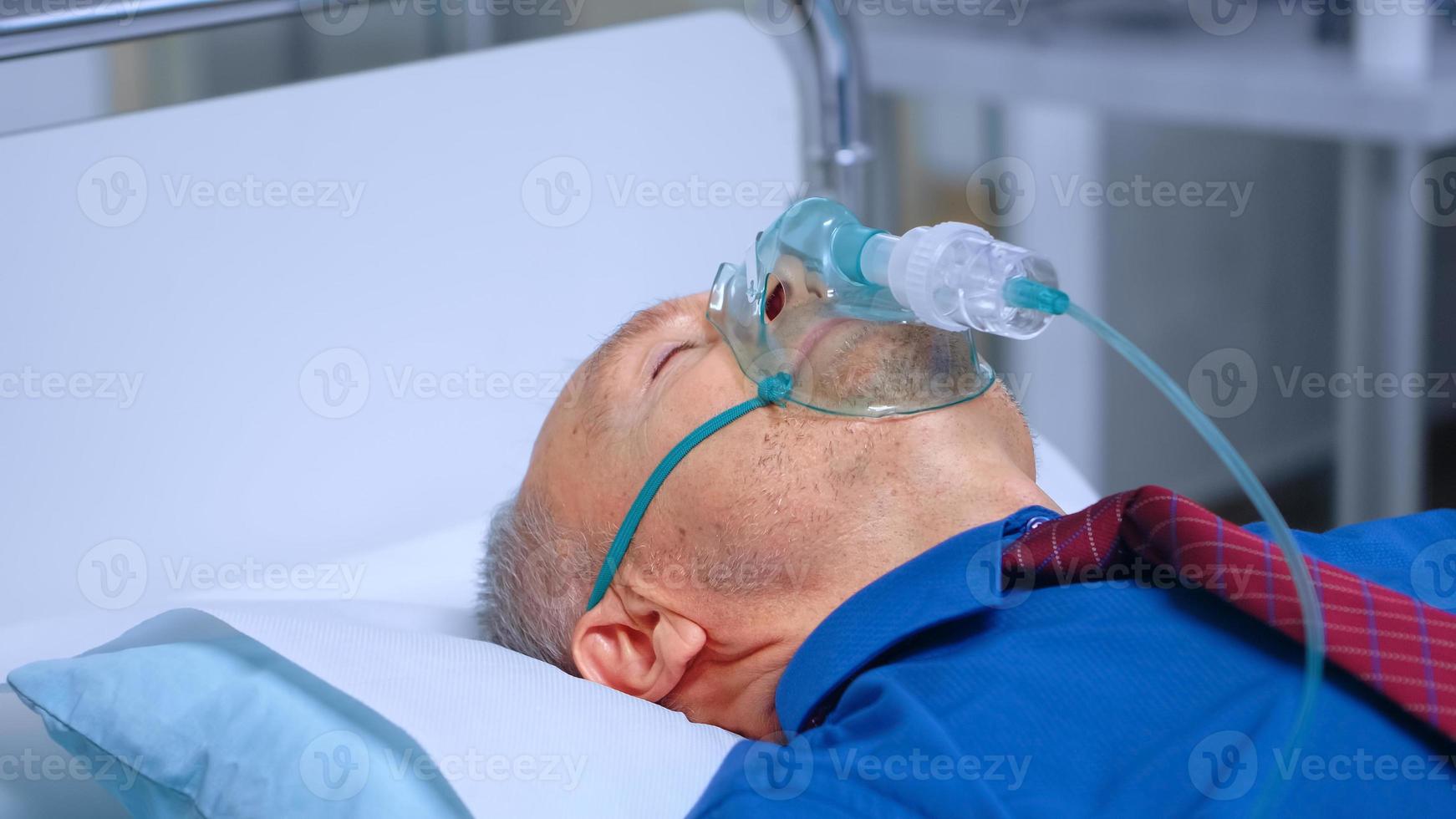 vecchio malato in maschera respiratoria foto