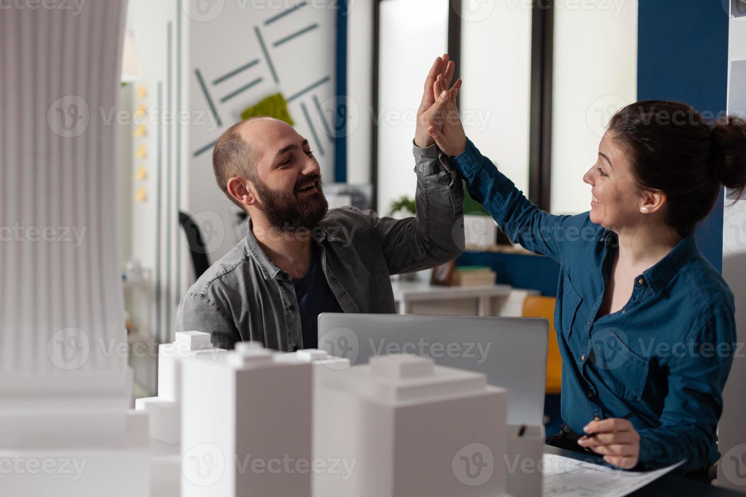 partner del team di architetti che lavorano al design desk foto