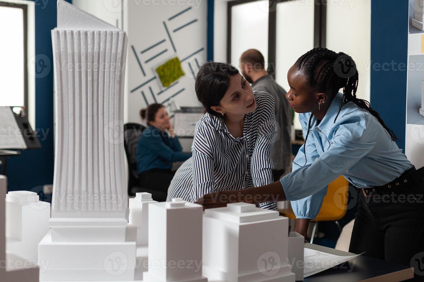 architettura professionale donne multietniche che lavorano foto