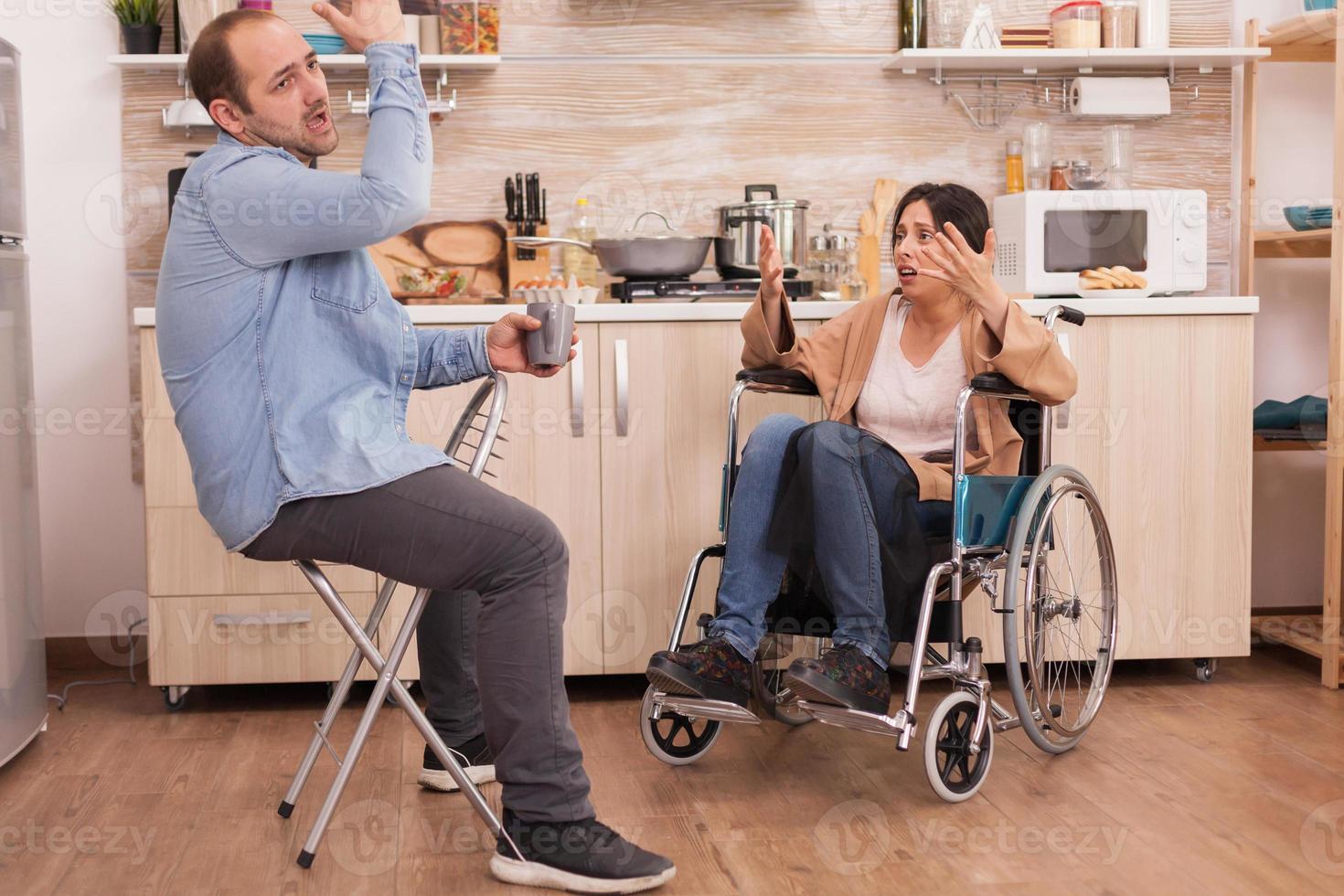 moglie infelice in sedia a rotelle foto